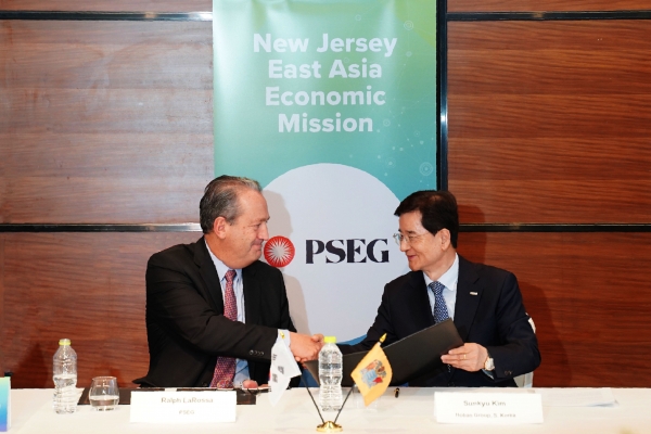 (우측부터) 호반그룹 회장 김선규, PSEG CEO 랄프 라로사 [사진=대한전선]