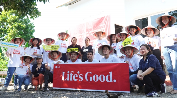 베트남 호아빈에 위치한 투네 꼬뮨 마을에서 열린 LG 희망마을 67번째 주택 헌정식에서 수혜자(사진 두 번째 줄 가운데)와 기념 촬영 중인 모습 [사진=LG전자]