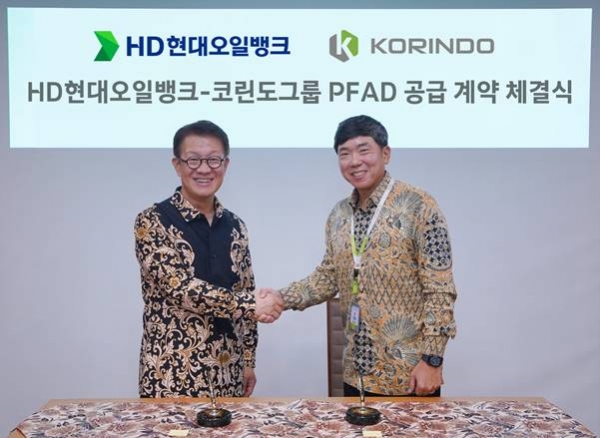 인도네시아 코린도 그룹 사옥에서 열린 PFAD 공급 계약 체결식에서 주영민 HD현대오일뱅크 대표이사(왼쪽)와 승범수 코린도그룹 의장이 계약 체결 후 기념 촬영하고 있다. [사진=HD현대오일뱅크]