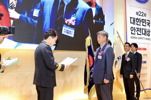임승환 동서발전 당진발전본부 본부장(오른쪽)이 남화영 소방청장(왼쪽)으로부터 대한민국 안전대상 대통령상을 수상하고 있다. [사진=동서발전]
