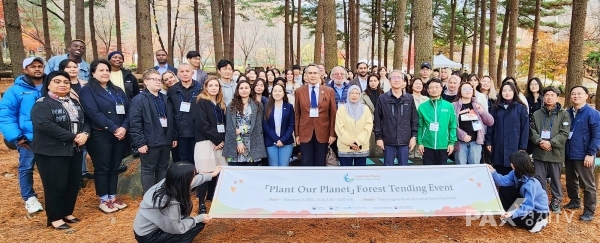 산림청 박은식 국제산림협력관(앞 오른쪽 다섯 번째)이 '플랜트 아우어 플라넷(POP)' 캠페인에서 참석자들과 기념촬영을 하고 있다. [사진제공=산림청]
