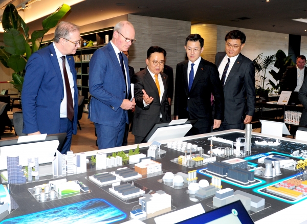 박경일 SK에코플랜트 사장(왼쪽 3번째)이 사이먼 코브니(Simon Coveney) 아일랜드 기업통상고용부 장관(왼쪽 2번째)에게 해상풍력, 태양광 등 재생에너지 사업 개발 및 운영부터 핵심 기자재 생산, 그린수소 생산 및 활용에 이르는 에너지·환경사업이 총 망라된 디지털 디오라마(Diorama)를 보며 SK에코플랜트의 에너지 생태계에 대해 설명하는 모습