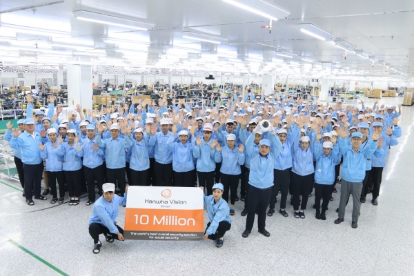 지난 10월 30일, 한화비전 베트남 제조법인 직원들이 누적 생산 1,000만대 달성을 기념해 사진 촬영을 하고 있다. [사진=한화비전]