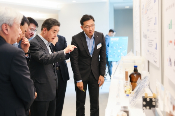 ▲판교 삼양디스커버리센터에서 열린 ‘삼양 이노베이션 R&D 페어 2023’에서 삼양홀딩스 김윤 회장이 전시 과제를 살펴보고 있다.
