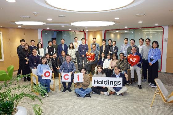 창립 64주년 기념 축하 행사에 참여한 OCI홀딩스 임직원들이 기념 촬영을 하고 있다. [사진=OCI홀딩스]