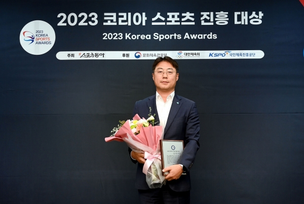 유준원 대표가 지난 9일 열린 ‘2023 코리아 스포츠진흥대상’에서 사회공헌 공로를 인정받아 특별 부문 2년 연속 대상을 수상했다. [사진제공=상상인]
