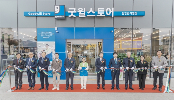 굿윌스토어 밀알 반야월점 개소식 단체 사진(오른쪽에서 다섯번째 가스공사 심규헌 상생협력처장, 왼쪽에서 다섯번째 홍정길 밀알복지재단 이사장) [사진=가스공사]