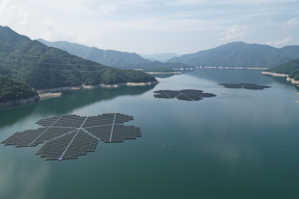소양강댐 상류 8.8MW 양구 수상태양광 전경 [사진=동서발전]