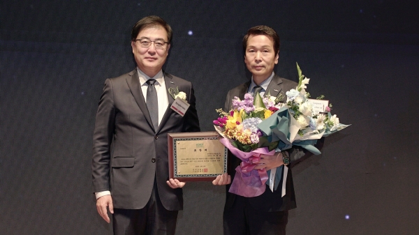 10일 열린 한국거래소 '2023 글로벌 ETP 컨퍼런스 서울'에서 ETF 개인공로상을 수상한 배재규 한국투자신탁운용 사장(오른쪽)이 손병두 한국거래소 이사장과 기념사진을 촬영하고 있다. [사진제공 : 한국투자신탁운용]