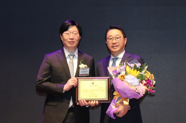 10일 한국거래소에서 열린 '2023 글로벌ETP컨퍼런스 서울'에서 삼성자산운용이 금융위원장상인 공로상을 수상했다. 금융위원회 김소영 부원장(왼쪽부터)과 삼성자산운용 서봉균 대표.