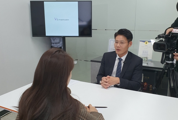 ▲사진설명= 에스테팜 오세억 신임 대표, 팍스경제TV 비즈초대석 인터뷰 진행 모습