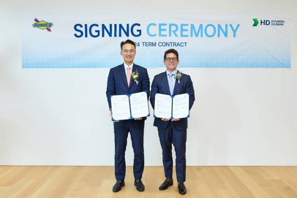 HD현대오일뱅크가 미국 SUNOCO社와 2024년 석유제품 공급 연장 계약을 체결했다고 14일 밝혔다. 장기 계약서명식에 참석한 이승수 HD현대오일뱅크 글로벌사업본부장(왼쪽)과 Austin Harkness SUNOCO LP 최고상업책임자. [사진=HD현대오일뱅크]