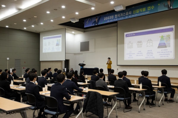 한국가스공사는 11월 14일, 경주 교원드림센터에서 올해 입사하는 신입사원 45명을 대상으로 ‘CEO 특강’을 개최했다(사진 중앙 노란색 의상 최연혜 가스공사 사장) [사진=한국가스공사]