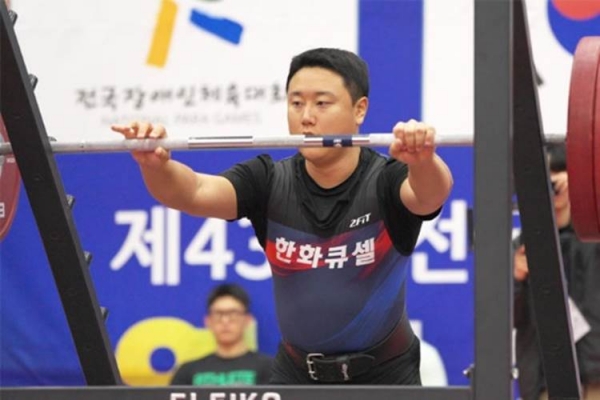 황상훈 선수가 스쿼트 200kg을 들어올리려고 하고 있다. [사진=한화큐셀]