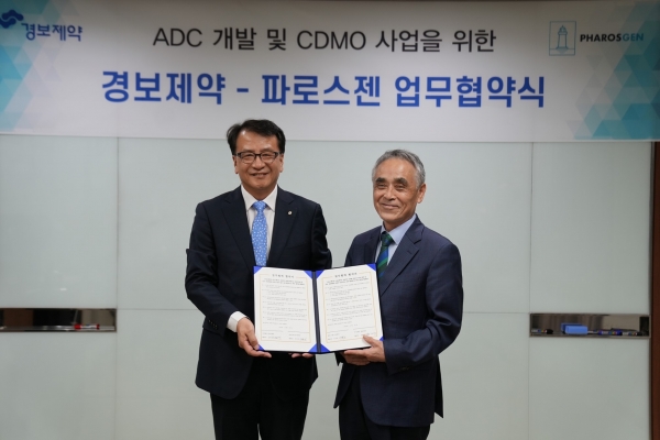 이득원 파로스젠 대표이사(왼쪽부터)와 김태영 경보제약 대표이사가 업무 협약식에서 사진을 촬영하고 있다. [사진제공=파로스젠]