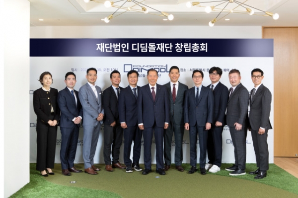 지난 3월 디딤돌재단 창립총회 기념촬영 사진. 좌측부터 여지예 디딤돌재단 사무국장, 정종찬 ㈜이도 부사장, 오재욱 젠틀몬스터 대표이사, 이승호 PGA투어 아시아-태평양 대표이사, 전유훈 한강에셋 부의장, 최등규 대보그룹 회장(이사장), 최정훈 ㈜이도 대표이사, 이상호 글랜우드프라이빗에쿼티 대표이사(감사), 송치형 두나무 의장, 변진형 LPGA투어 아시아-태평양 대표이사, 최인용 아퀴쉬네트코리아 대표이사.