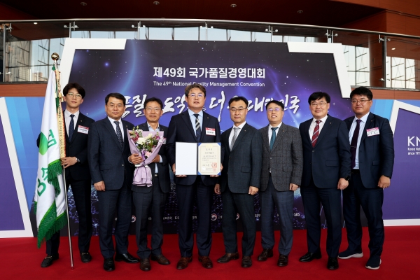 지난 22일 서울 코엑스 오디토리움에서 열린 제49회 국가품질경영대회 시상식에서 정종표 DB손해보험 대표(왼쪽 4번째) 및 임직원들이 기념촬영을 하고 있다. [사진제공=DB손해보험]