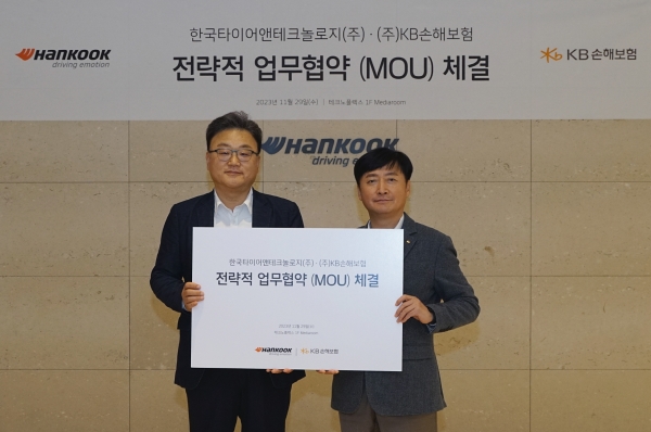 KB손해보험은 29일 경기도 성남시 판교동에 위치한 한국타이어앤테크놀로지 본사에서 대고객 서비스 협력 강화를 위한 업무협약을 체결했다. 박종호 한국타이어 본부장(왼쪽부터)과 박영식 KB손해보험 다이렉트본부장 전무가 협약식을 마친 뒤 기념사진을 촬영하고 있다. [사진제공=KB손해보험]