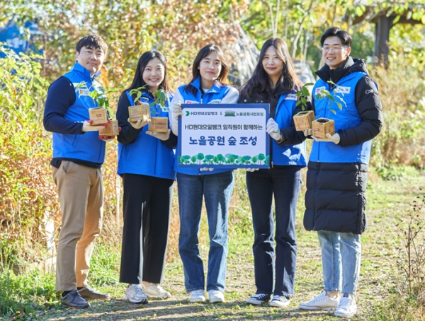 ‘100일의 식집사’ 캠페인에 참여한 HD현대오일뱅크 임직원들이 서울 마포구 노을공원에서 묘목 심기 활동을 하고 있다. [사진=HD현대오일뱅크]