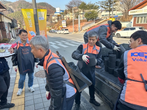 최철호 전력노조위원장이(오른쪽에서 3번째) 노조원들과 연탄나눔 봉사활동 하는 모습 [사진=한국전력]