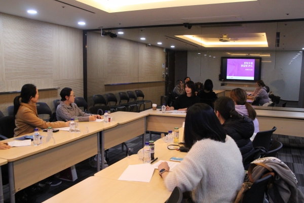 지난 6일 서울 서대문구 흥국생명 협력업체에서 진행한 톡톡패널단에서 흥국생명 임직원과 고객 패널이 토론을 진행하고 있다. [사진제공=흥국생명]