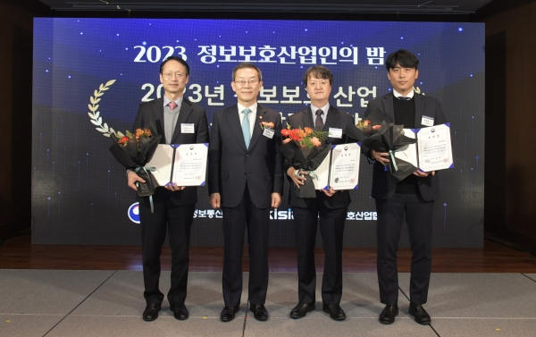 SK온(왼쪽 네번째)은 6일 서울 여의도 63컨벤션센터에서 열린 ‘정보보호산업인의 밤’ 행사에서 정보보호 공시 우수기업으로 선정돼 이종호 과학기술정보통신부 장관(두번째)으로부터 ‘2023 정보보호산업 발전 유공표창’을 수상했다. [사진=SK온]