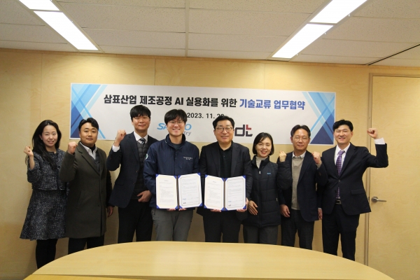 삼표산업(부문장 윤인곤, 사진 오른쪽에서 네 번째)은 지난달 본사 7층 대회의실에서 산업DX솔루션 및 양자표준기술 전문기업 SDT(대표 윤지원, 사진 왼쪽에서 네 번째)와 레미콘제조공정 AI 실용화를 위한 기술교류 업무협약을 체결했다.