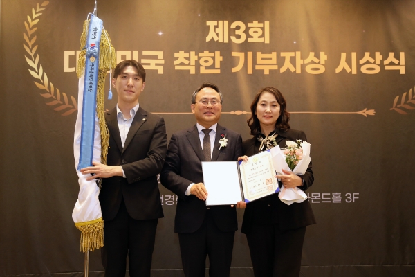 한화손해보험은 11일 한경협회관 컨퍼런스센터 다이아몬드홀에서 열린 제 3회 대한민국 착한기부자상 시상식에서 기업부문 ‘국무총리’상을 수상했다. 문수진 한화손해보험 고객서비스실 상무(오른쪽부터)가 고기동 행정안전부 차관과 기념촬영을 하고 있다. [사진제공=한화손해보험]