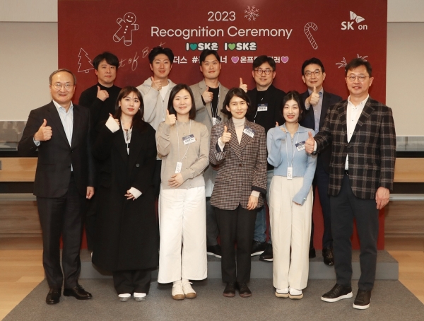 최재원 SK온 수석부회장(맨 오른쪽)이 13일 서울 종로구 SK온 관훈 사옥에서 열린 ‘SK온 레코그니션’에서 수상자들과 함께 기념촬영을 하고 있다. 이석희 CEO(맨 왼쪽)와 최영찬 CAO(뒷줄 맨 오른쪽)가 함께 했다. [사진=SK온]
