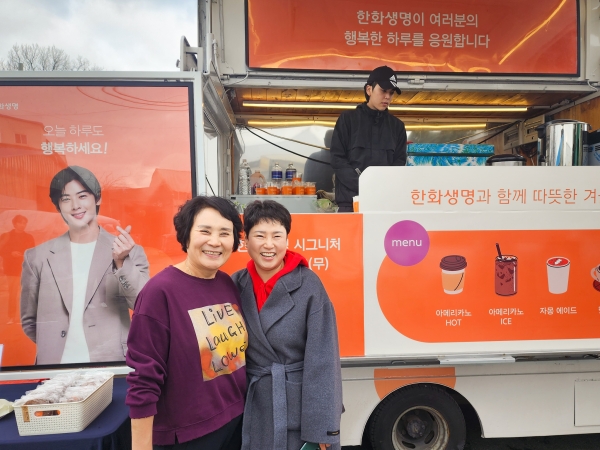 지난 18일 한화생명금융서비스 의정부지역단의 고객사 예섬에서 이기자 예섬 대표(왼쪽부터)와 김옥주 한화생명금융서비스 의정부지역단 FP명예이사가 기념촬영을 하고 있다. [사진제공=한화생명]