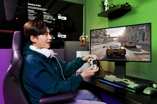 LG디스플레이 모델이 '27인치 480Hz QHD 게이밍 OLED 패널'로 게임을 즐기고 있는 모습 [사진=LG디스플레이]