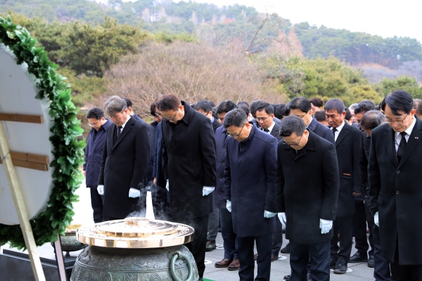 1월 2일 어성철 한화시스템 대표이사(앞줄 오른쪽 두번째부터), 손재일 한화에어로스페이스 대표이사, 이용욱 한화오션 특수선사업부장 등 한화 방산계열사 임직원들이 국립서울현충원에서 참배를 하고 있다. [사진=한화]