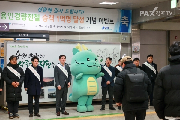 1-2. 이상일 용인특례시장이 지난 3일 경전철 기흥역에서 시민들에게 새해 인사를 하고 있다