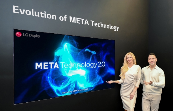 LG디스플레이 모델이 '메타 테크놀로지 2.0'이 적용된 OLED TV 패널 신제품을 소개하고 있다. [사진=LG디스플레이]