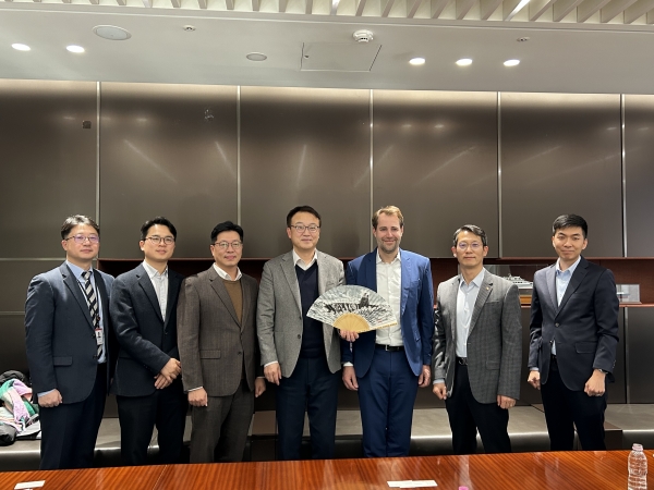 한화오션 이용욱 특수선사업부장(왼쪽 네번째), 독일 가블러社 벨라 티데 CEO(왼쪽 다섯번째) 등 양사 관계자들이 잠수함 양강마스트 분야 유지∙보수∙정비 사업 상생협력 강화를 위해 협의하고 기술협약을 체결했다. [사진=한화오션]