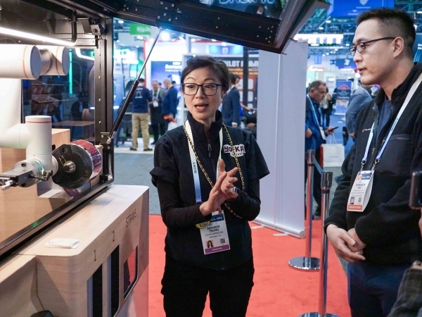 김동선 한화로보틱스 부사장이 CES 2024 푸드테크 존에서 로봇을 살펴보고 있다. [사진=한화로보틱스]