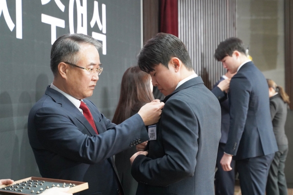 송종민 부회장이 신입사원에게 배지를 달아주고 있다. [사진=대한전선]