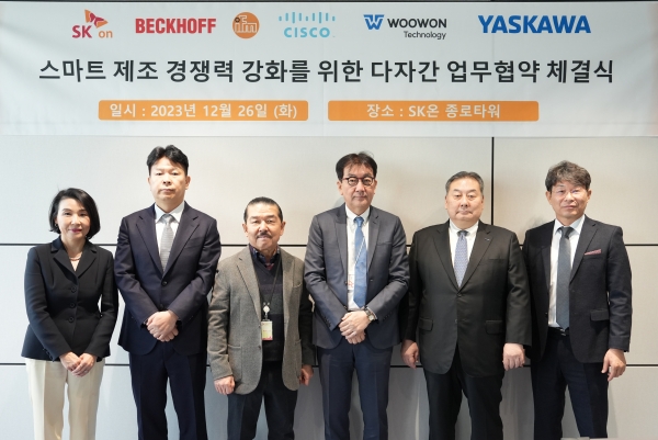 2023년 12월 26일 오후 서울 종로구 종로타워에서 ‘스마트 제조 경쟁력 강화를 위한 다자간 업무협약 체결식’이 열린 가운데, 참석 내빈들이 기념촬영에 임하고 있다. (좌측부터) 최지희 시스코코리아 대표이사, 김태완 우원기술 대표이사, 유기석 백호프오토메이션 대표이사, 오기영 SK온 핵심설비기술담당, 시이나 알버트 히데노리 한국야스카와전기 대표이사, 김성한 아이에프엠일렉트로닉 상무이사 [사진=SK온]