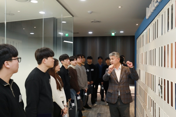 장세욱 송원문화재단 이사장이 제21기 송원장학생들과 함께 동국제강그룹 본사를 견학하고 있다. [사진=동국제강]