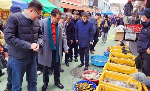 김영환 충북도지사(왼쪽 두 번째)가 영동전통시장을 찾아 민생현장을 살피고 있다. [사진제공=영동군]