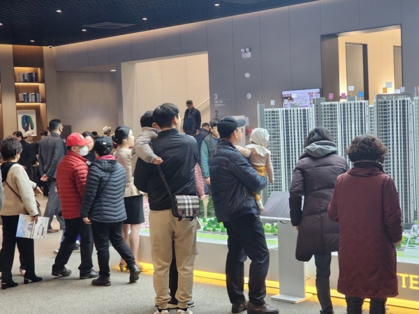 [이미지2] 새해 첫 분양 완판단지 _롯데캐슬 시그니처 중앙_ 견본주택을 둘러보고 있는 방문객들