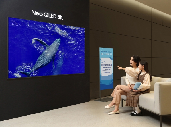 삼성전자 모델이 삼성스토어 대치점에서 '8K 고래와 나' 이벤트를 소개하고 있다. [사진=삼성전자]