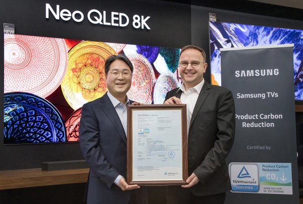삼성전자 영상디스플레이사업부 김용재 부사장(왼쪽)과 'TUV 라인란드(TÜV Rheinland)' 프랭크 홀즈만(Frank Holzmann) 전기전자부문 글로벌 부사장(오른쪽)이 '탄소 저감' 인증 수여식에서 기념 촬영을 하고 있다. [사진=삼성전자]