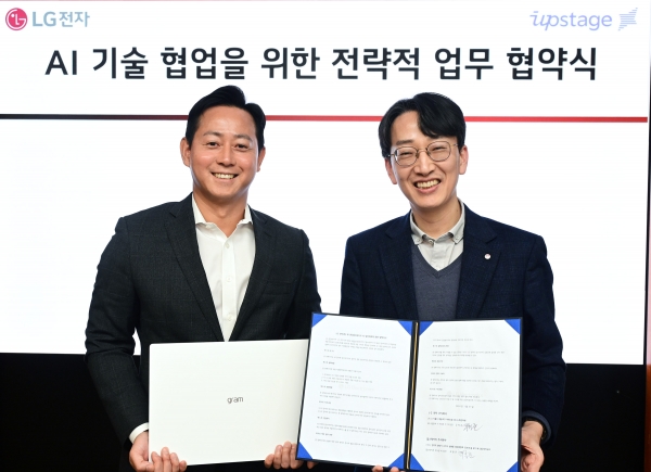 LG전자는 최근 서울 여의도 LG트윈타워에서 AI 기술 개발 및 서비스 기업인 업스테이지와 ‘온디바이스 AI 기술 개발 협력’을 위한 업무협약(MOU)을 체결했다. (왼쪽부터) 업스테이지 최홍준 부사장, LG전자 공혁준 IT CX담당 [사진=LG전자]