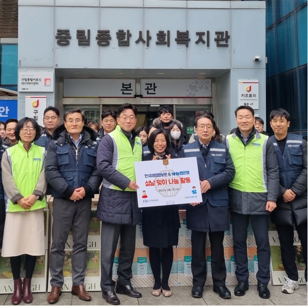 7일 서울 중구 중림종합사회복지관에서 열린 나눔 행사에서 금동명 농협은행 공공금융부문 부행장(좌측 세번째)과 관련 인사들이 기념 촬영을 하고 있다. [사진제공=NH농협은행]