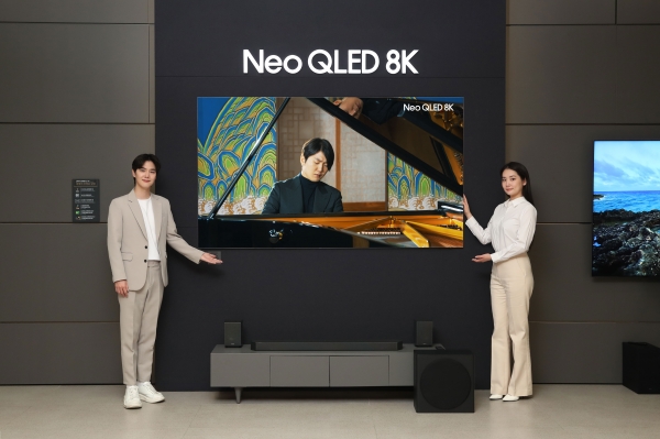 삼성전자 모델이 삼성스토어 대치점에서 Neo QLED 8K TV로 파이니스트 조성진의 8K 라이브 연주 영상을 감상하고 있다. [사진=삼성전자]