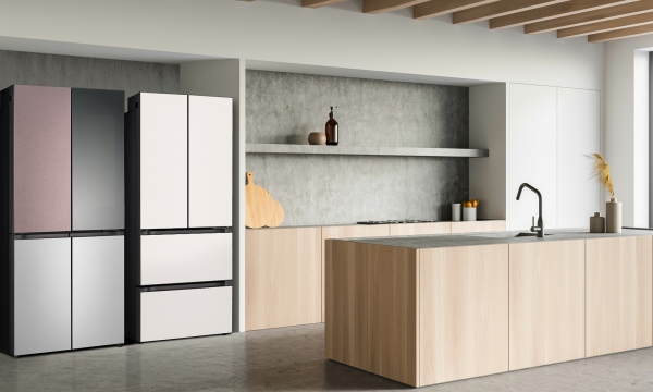 새롭게 출시되는 LG 디오스 ‘상냉장 하냉동 냉장고’(왼쪽)와 ‘김치냉장고’가 배치된 인테리어 [사진=LG전자]