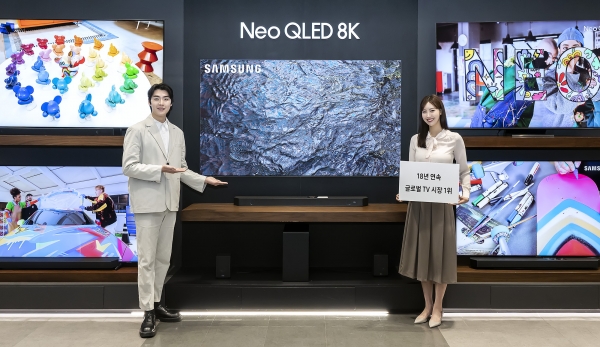 삼성전자 모델이 18년 연속 글로벌 TV 시장 1위를 달성한 삼성전자의 TV 제품들을 선보이고 있다. [사진=삼성전자]