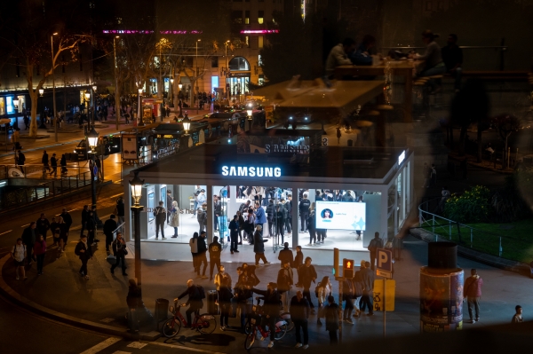현지시간 19일, 스페인 바르셀로나 카탈루냐 광장(Plaza de Catalunya)에서 운영 중인 '갤럭시 익스피리언스 스페이스' 전경 [사진=삼성전자]