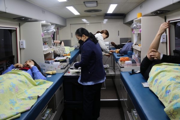 한화손해보험 임직원들이 헌혈 나눔 활동에 참여하고 있다. [사진제공=한화손해보험]